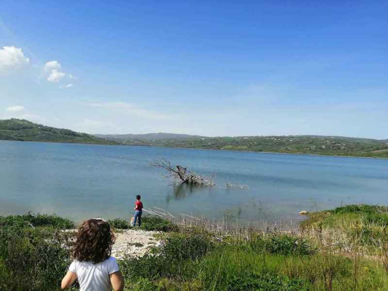 Diga oasi di Campolattaro, bambini a bordo lago