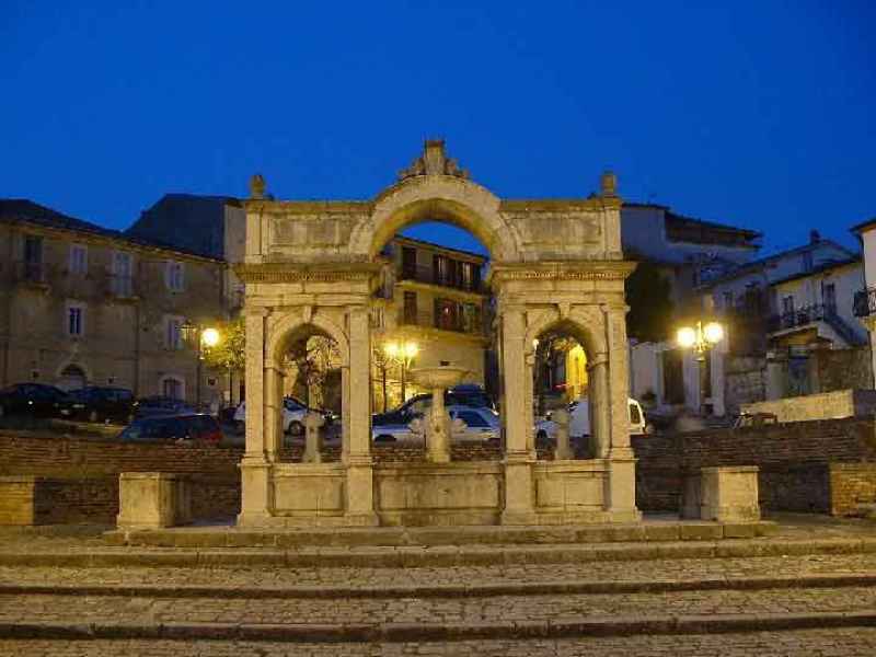 Vista notturna della fontana monumentale a Santa Croce del Sannio