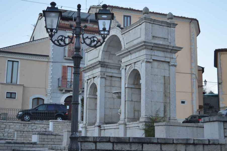 Prospettiva della fontana monumentale a Santa Croce del Sannio