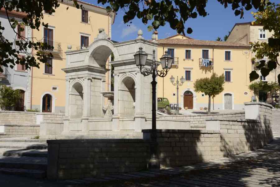 Altra prospettiva della fontana monumentale a Santa Croce del Sannio