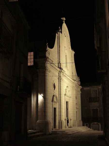 vista notturna della Chiesa Madre di Santa Croce del Sannio