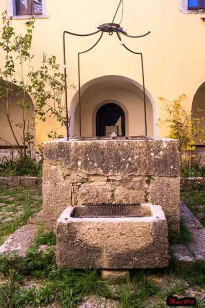 pozzo nel chiostro del monastero annesso alla chiesa di Sant