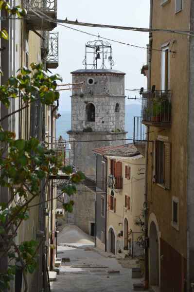 Vista da un vicolo del campanile di San Sebastiano