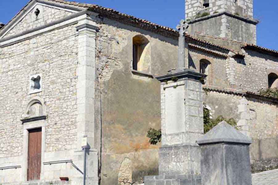 Particolare facciata della chiesa ed epitaffio