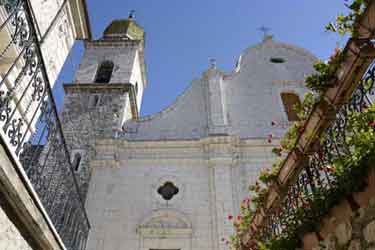 Vista prospettica dal basso della Chiesa Madre di Santa Croce del Sannio